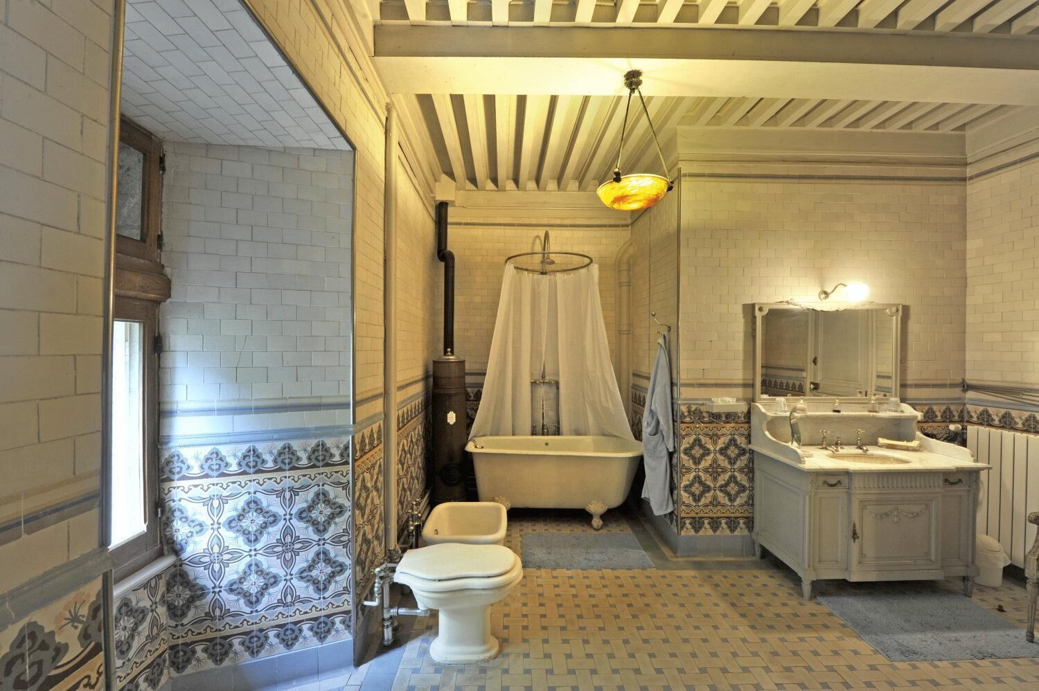 Articles de toilette gratuits, sèche-cheveux, peignoirs