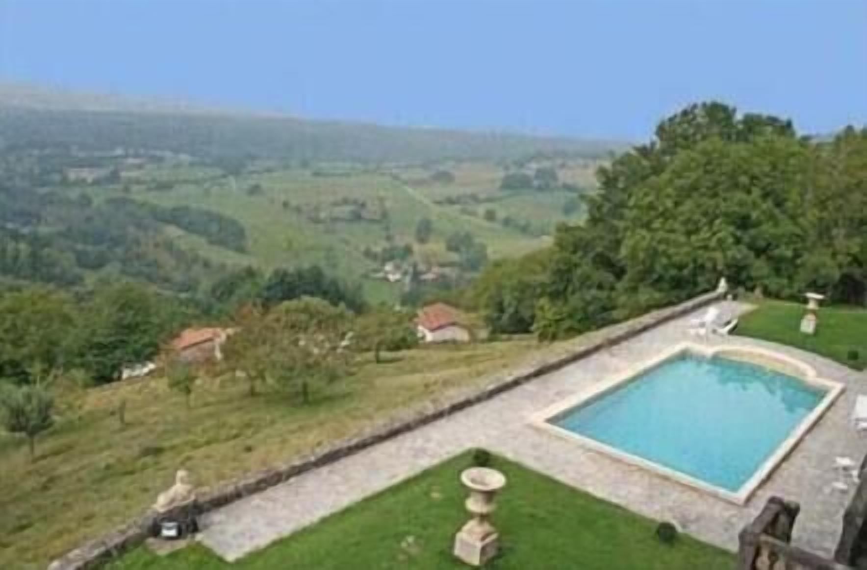 Een seizoensgebonden buitenzwembad, parasols voor strand/zwembad