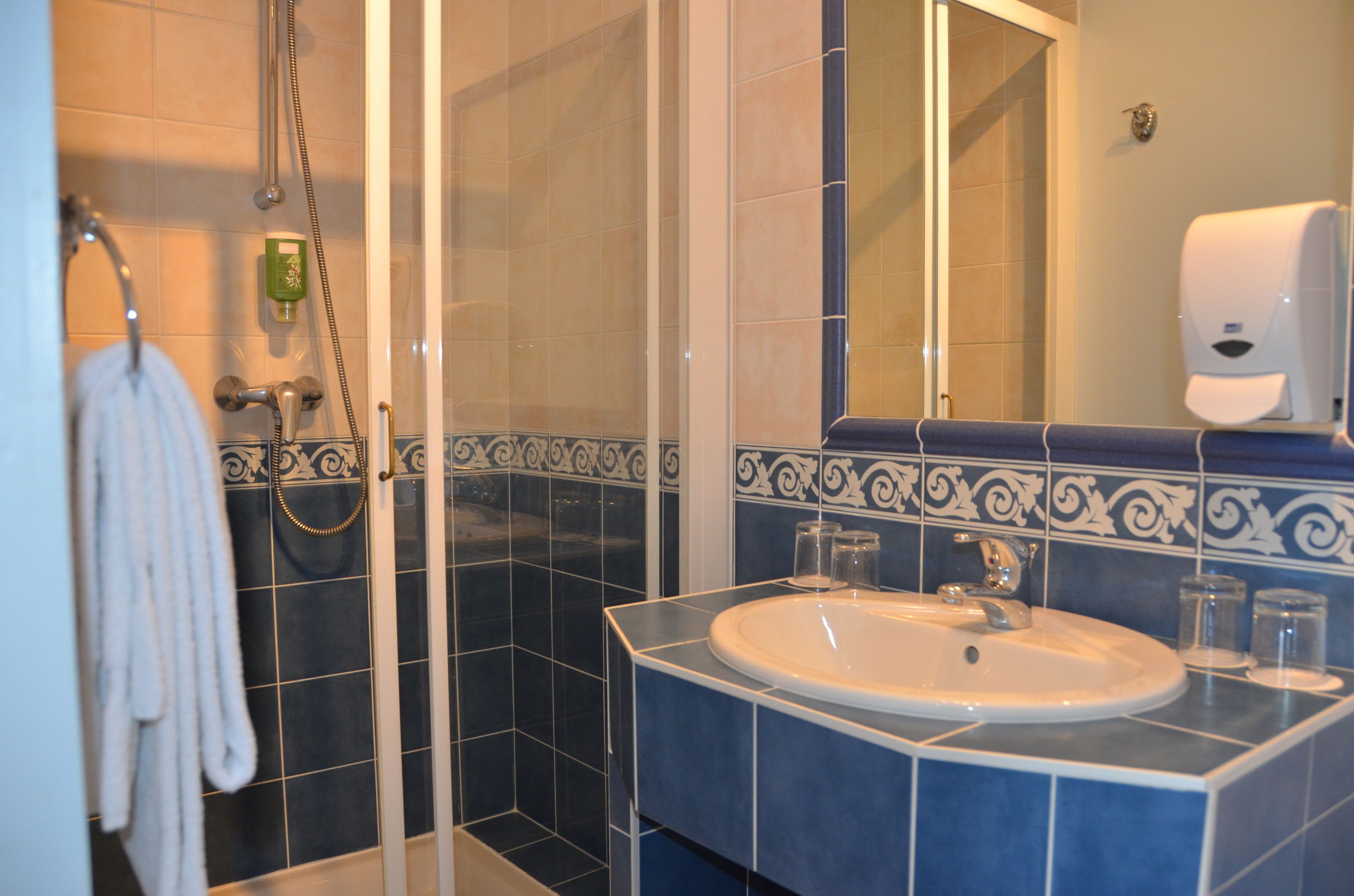 quadruple room | bathroom sink