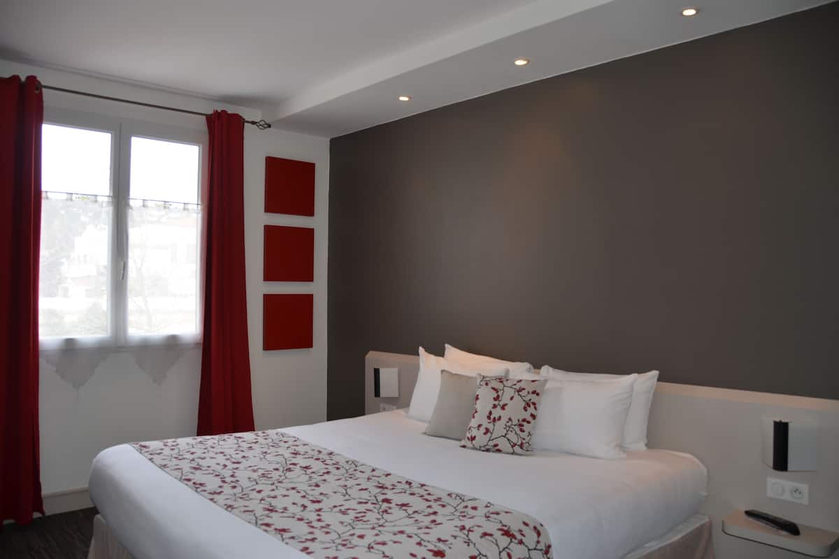 Comfort Double Room | In-room safe, desk, blackout curtains, iron/ironing board