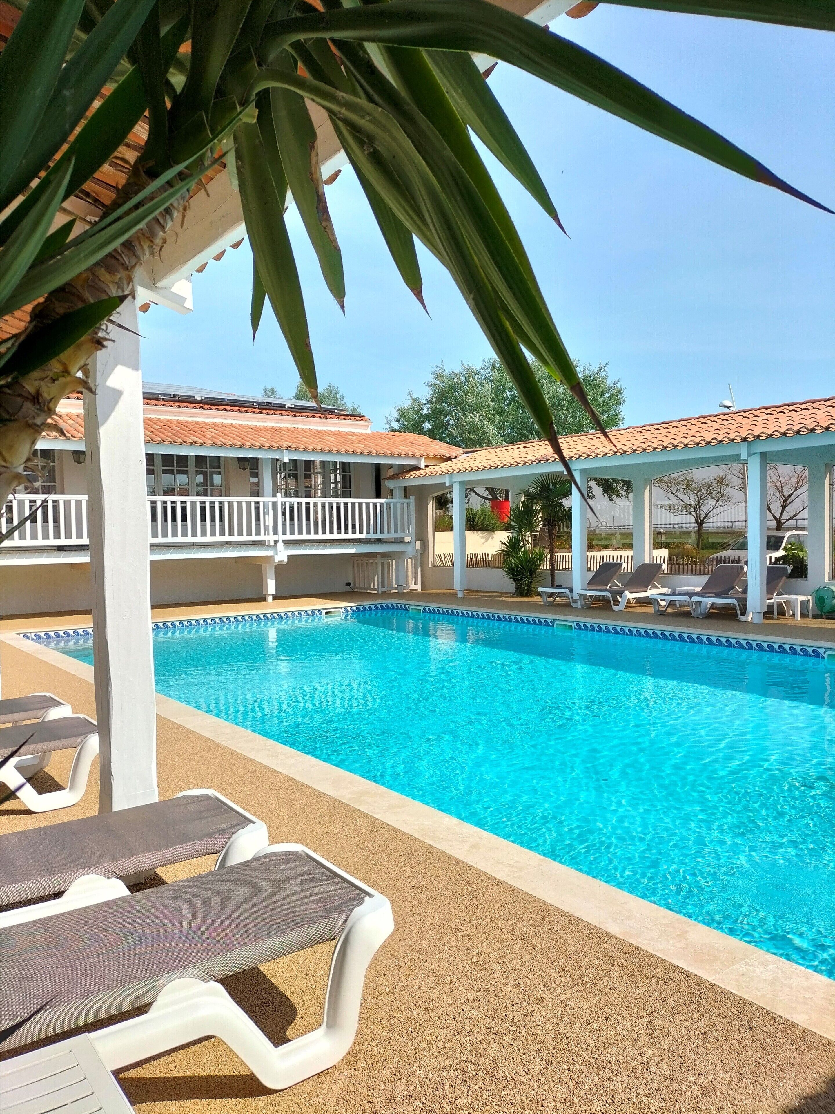 Piscine extérieure (ouverte en saison), chaises longues