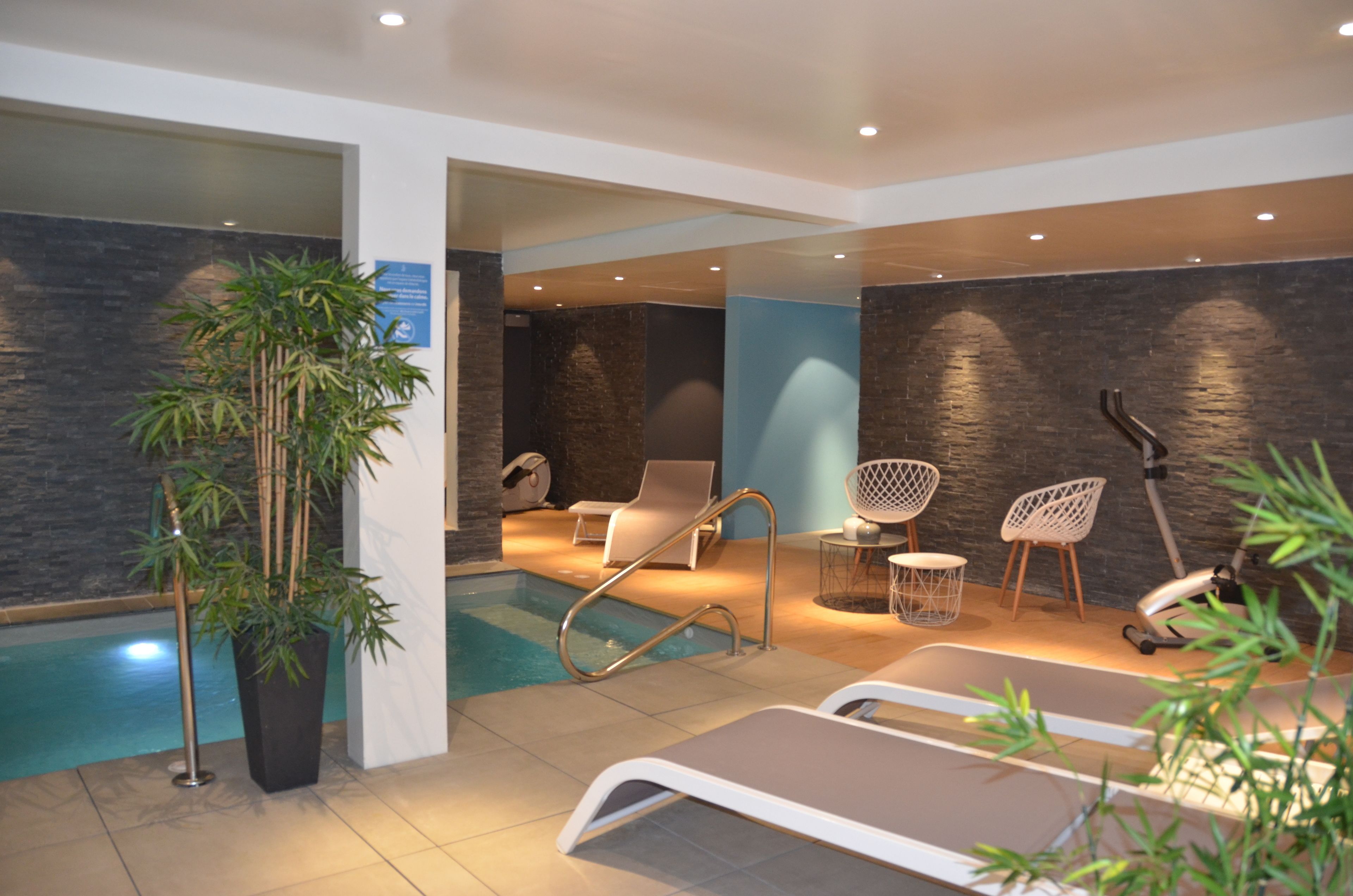 seasonal outdoor pool, pool loungers