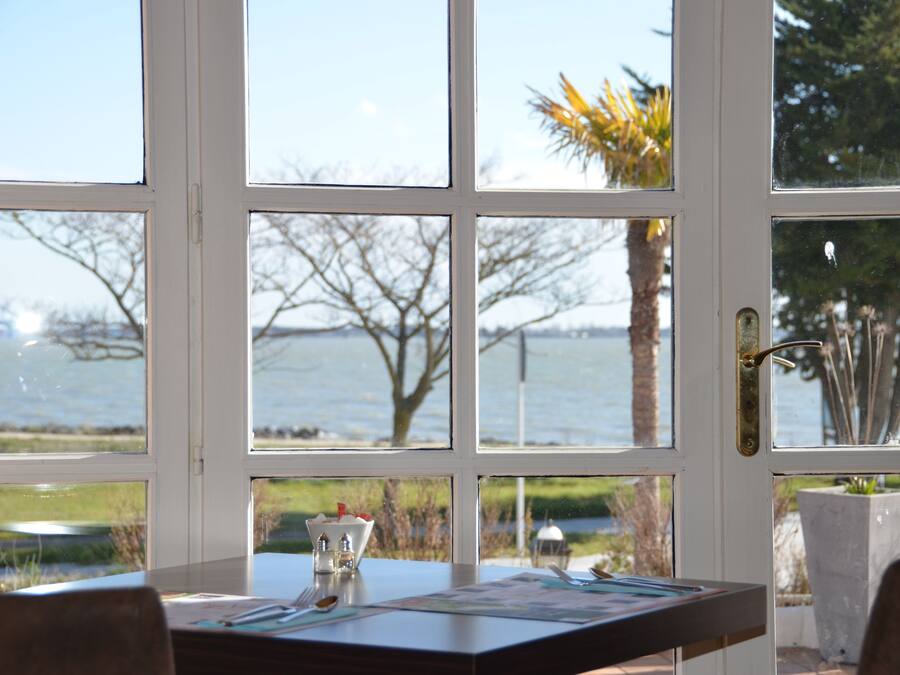 Desayuno buffet diario (EUR 16 por persona)