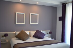 Suite Junior, balcon | Coffres-forts dans les chambres, bureau, rideaux occultants