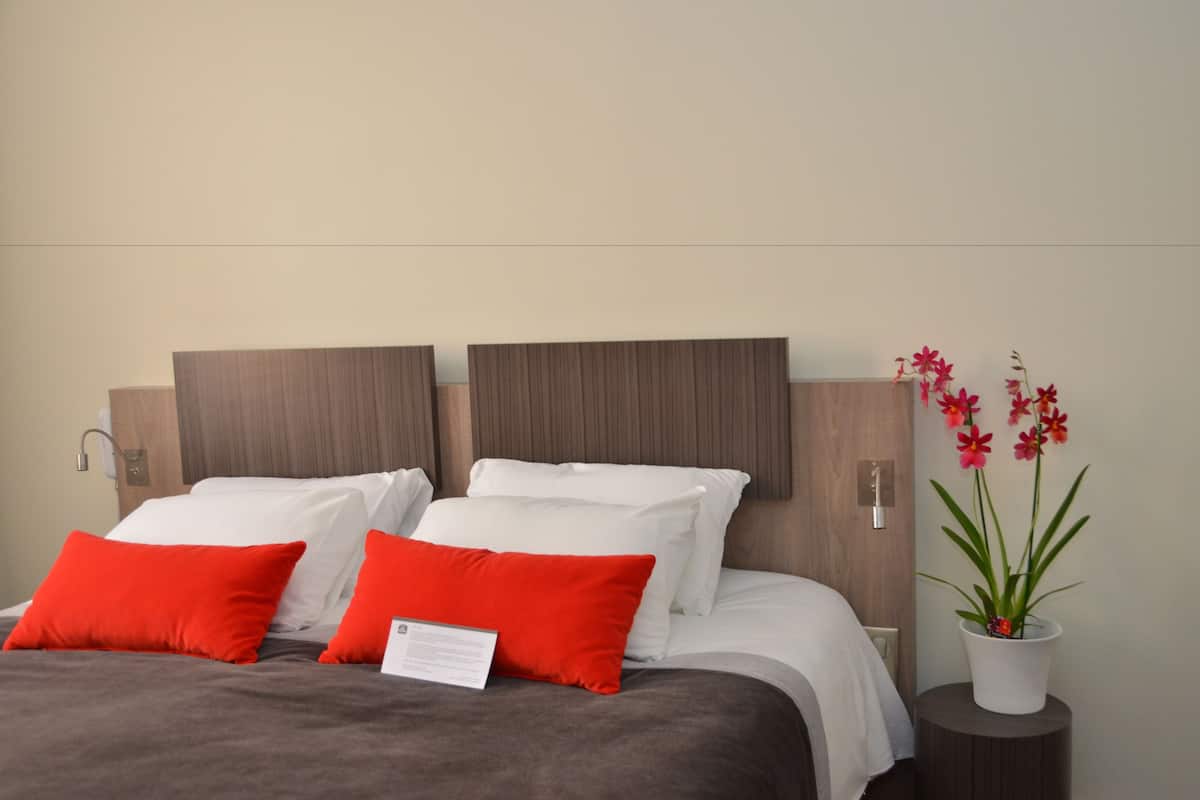 Double Room Elegance - Garden View | In-room safe, desk, blackout curtains, iron/ironing board