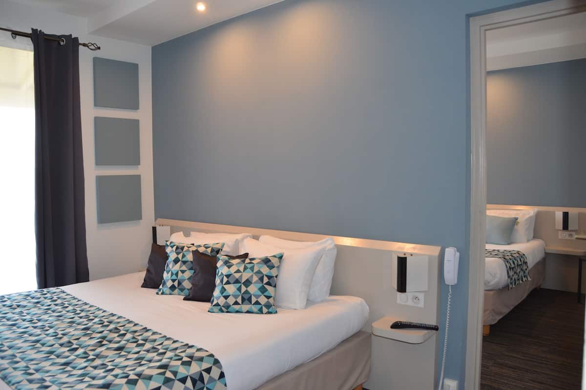 Quadruple Room | In-room safe, desk, blackout curtains, iron/ironing board