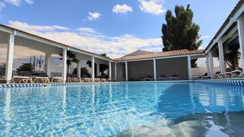 Alberca al aire libre por temporada y camastros