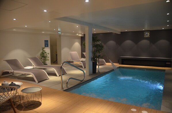 Indoor spa tub