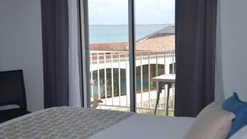 Habitación doble Confort, vista al mar | Caja de seguridad en la habitación, escritorio y cortinas blackout