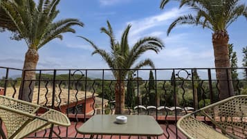 Apartamento junior, 1 cama de matrimonio grande con sofá cama, 2 baños, vistas a la montaña | Balcón