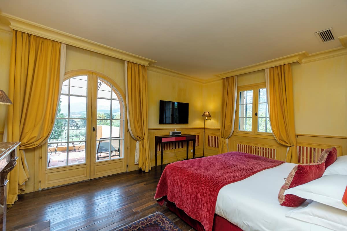 Suite superior, 1 habitación, vista a la montaña, en el área del jardín | Ropa de cama de alta calidad, camas con pillow-top y minibar