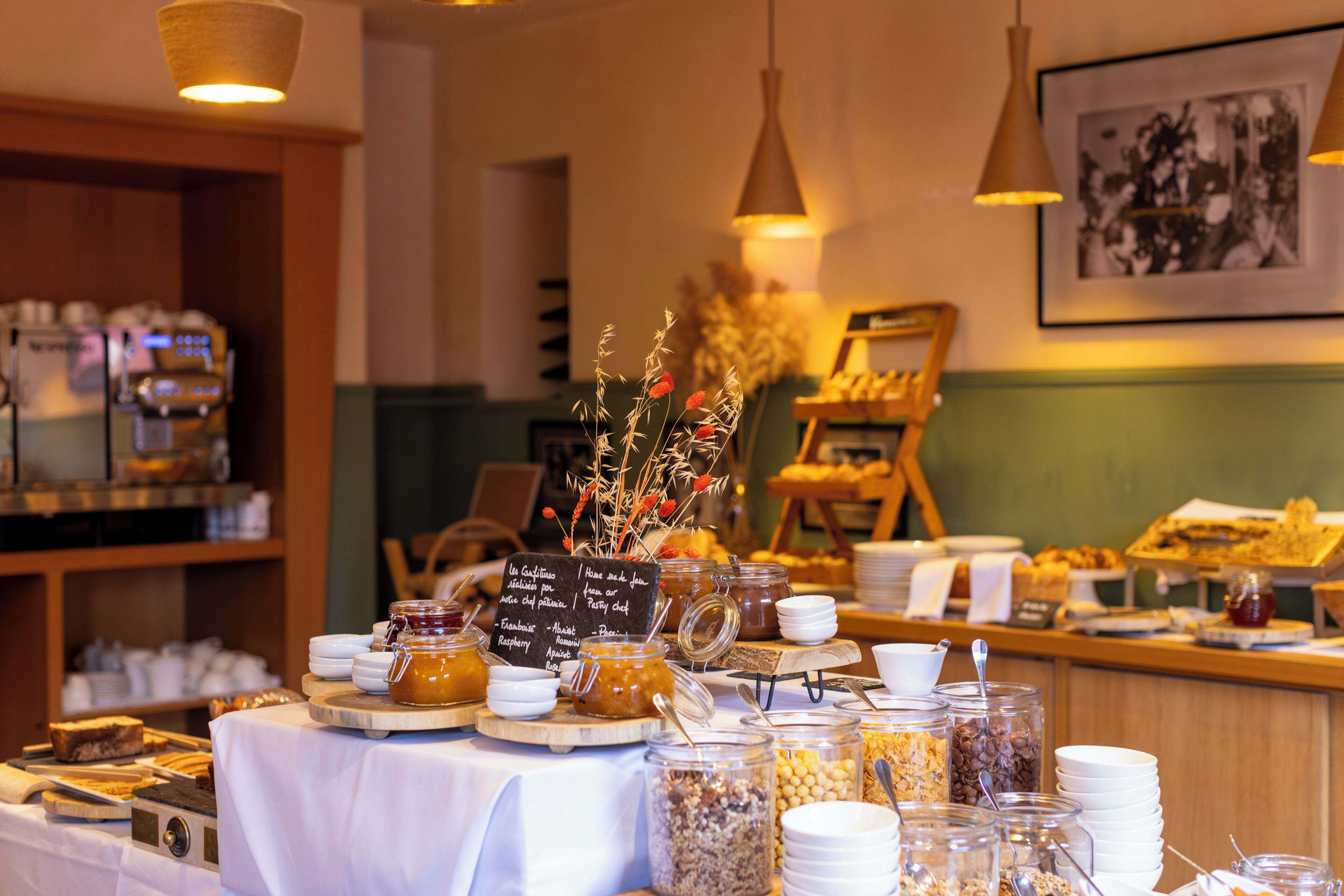 daily cooked-to-order breakfast (eur 32 per person)