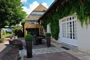Outdoor dining - Hôtel - Restaurant La Chaumière (Dole)