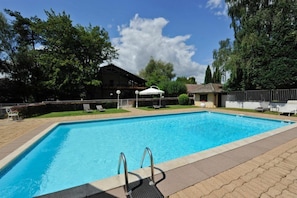 Seasonal outdoor pool - Hôtel - Restaurant La Chaumière (Dole)
