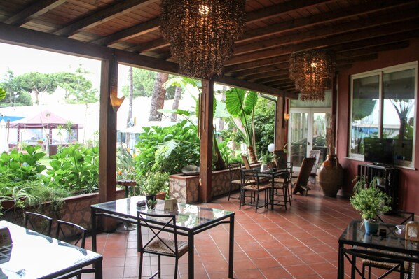 Outdoor dining - Park Hotel (Latina)