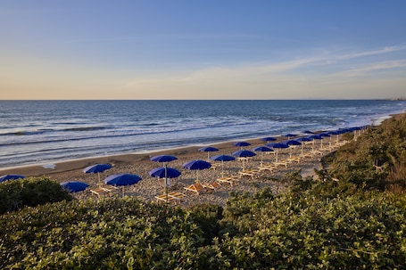 Sulla spiaggia, ombrelloni, teli da spiaggia. Park Hotel I Lecci