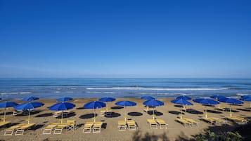 Am Strand, Sonnenschirme, Strandtücher