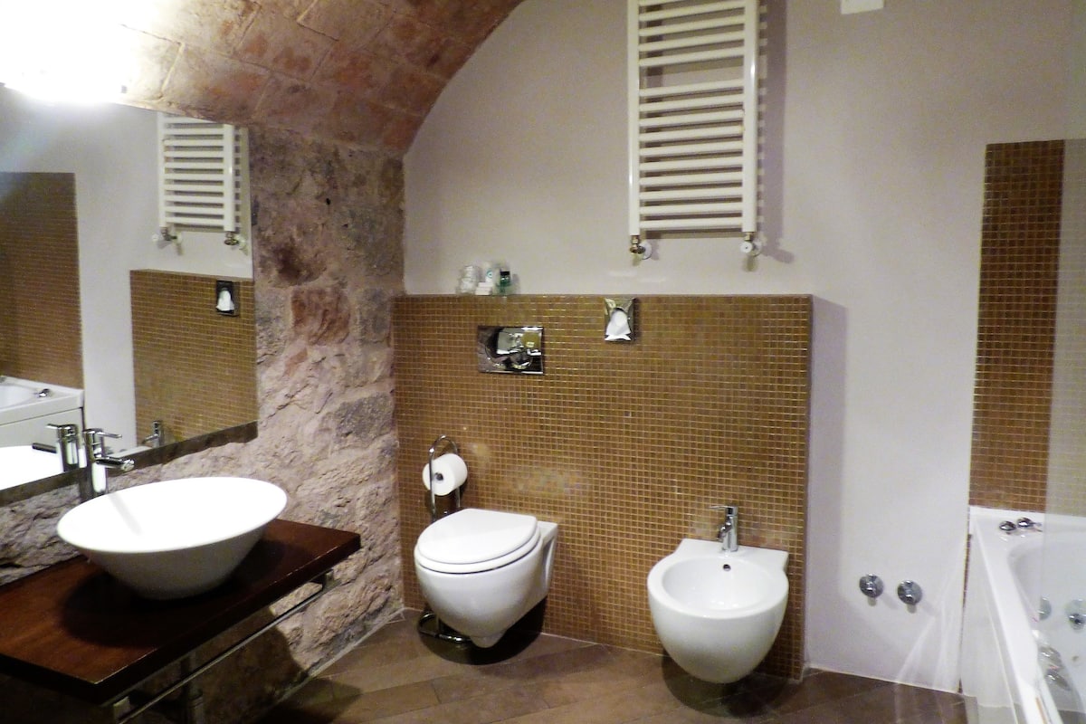comfort double room | bathroom | free toiletries, hair dryer, bidet, towels