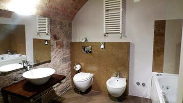 Quarto casal conforto | Banheiro | Produtos de toalete grátis, secador de cabelo, bidê, toalhas de banho