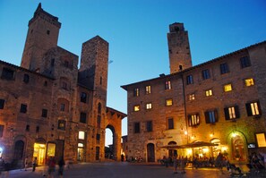 Voorkant accommodatie - avond/nacht