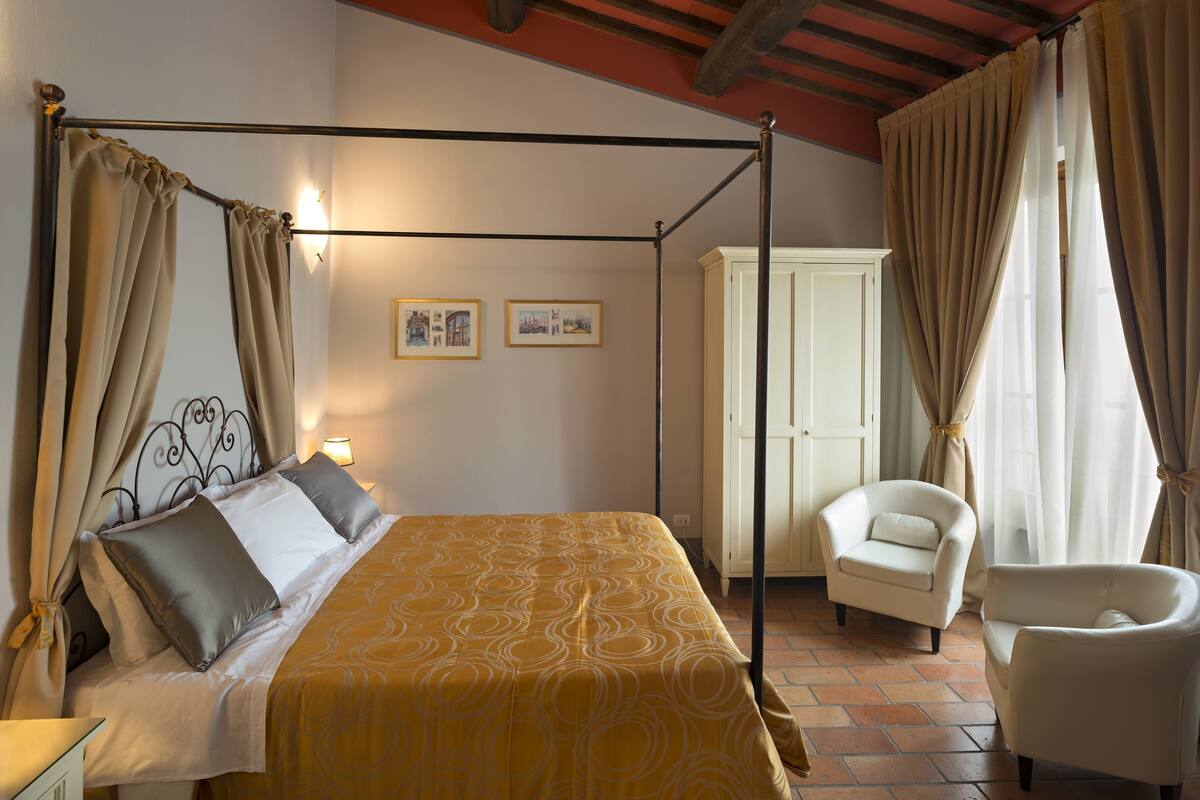 Comfort Double Room | Minibar, in-room safe, desk, laptop workspace