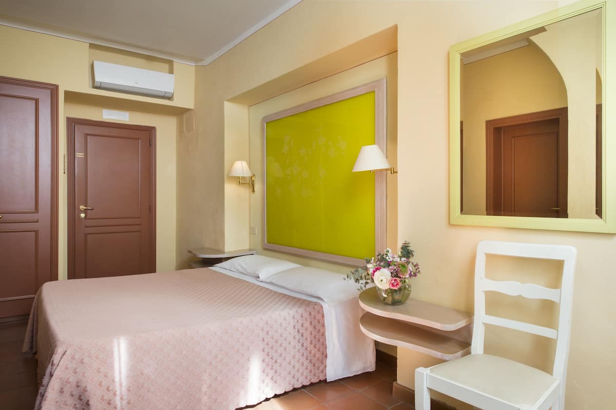 Basic Double Room Single Use | Minibar, in-room safe, desk, laptop workspace