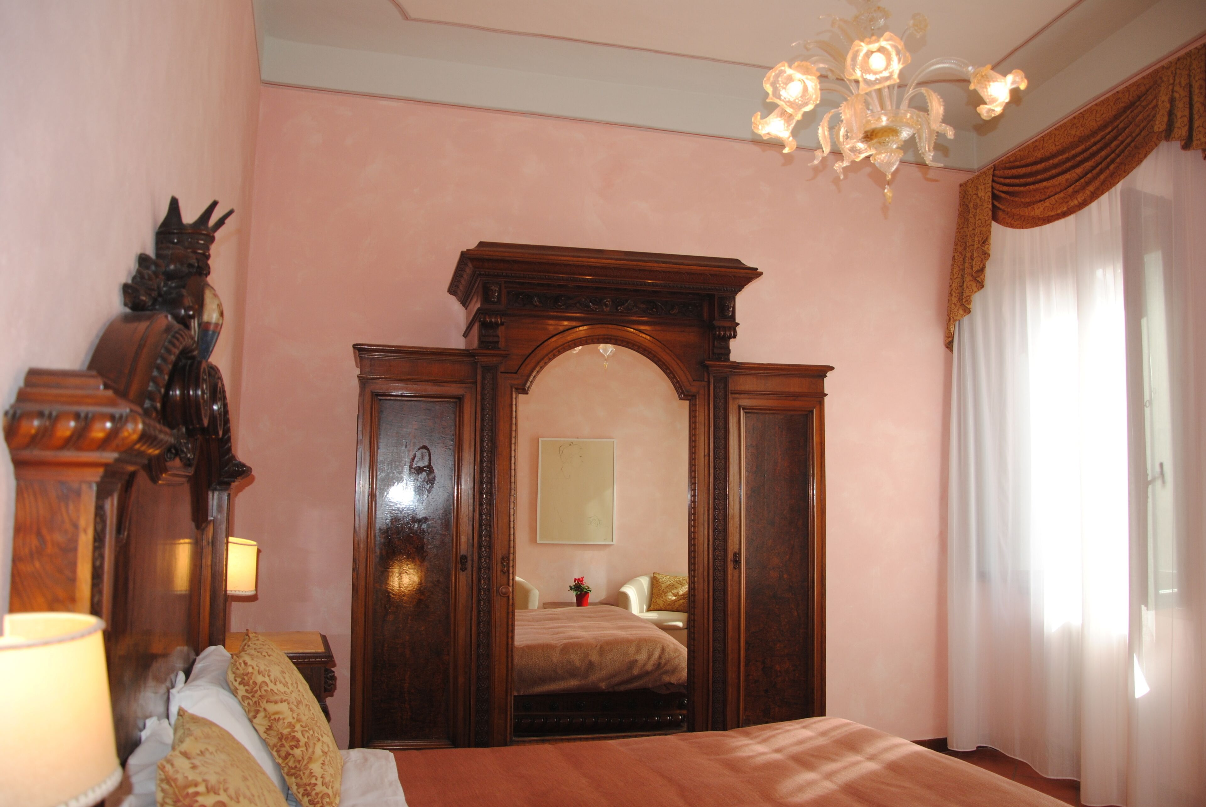 superior double room | 1 bedroom, minibar, in-room safe, desk