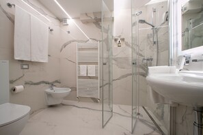 Superior dubbelrum eller tvåbäddsrum | Badrum | Dusch, gratis toalettartiklar, hårtork och handdukar