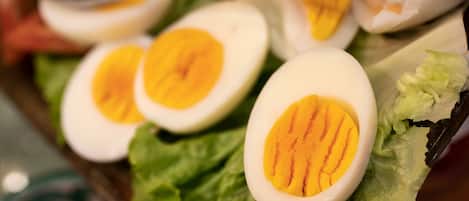 Huevos duros sobre lechuga.