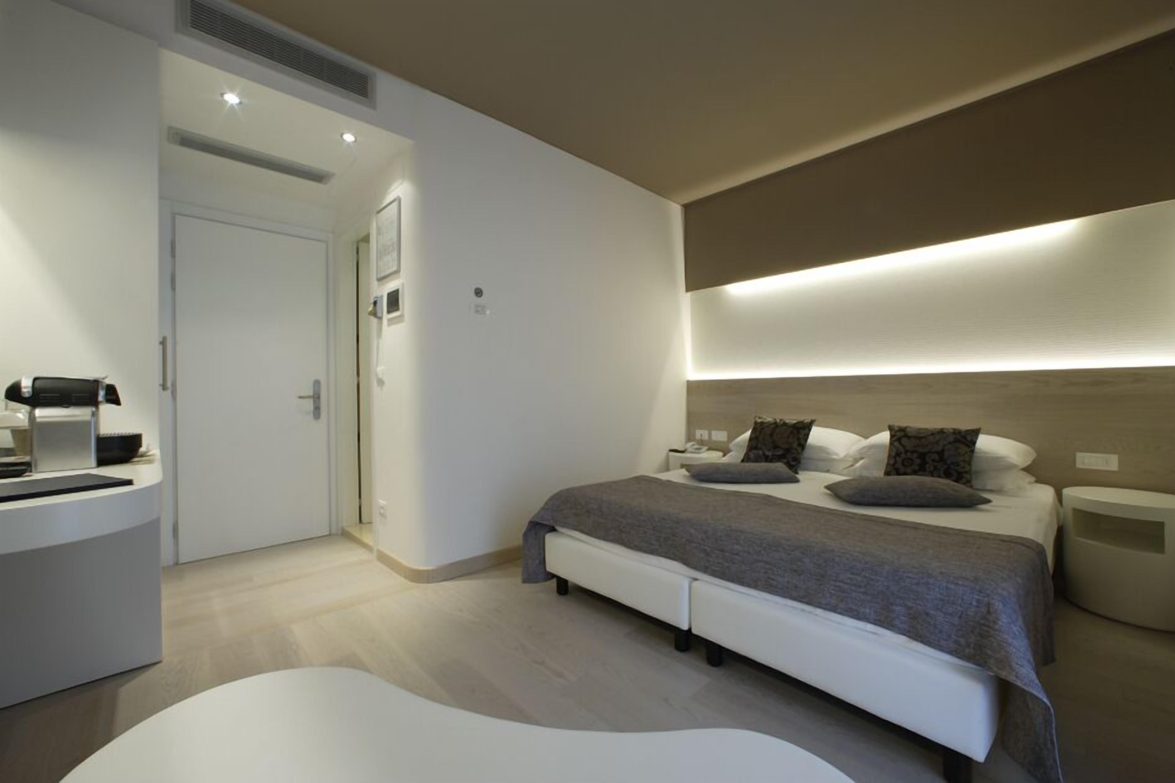 superior double or twin room | in-room safe, desk, soundproofing, free wifi