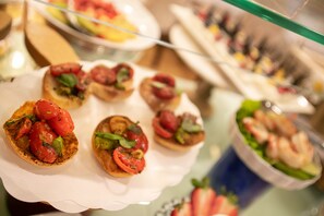 Free daily buffet breakfast