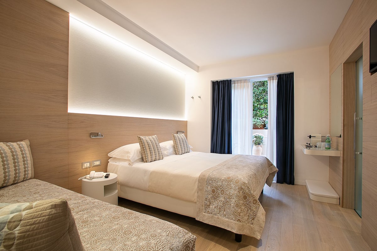 deluxe double room | in-room safe, desk, soundproofing, free wifi