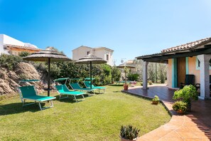 ميني بار وخزنة داخل الغرفة ومكتب وستائر تعتيم