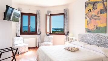 Klassieke tweepersoonskamer, uitzicht op zee | Een minibar, een kluis op de kamer, een bureau, verduisterende gordijnen