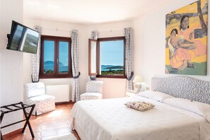 Classic Double Room, Sea View | Bar mini, peti besi dalam bilik, meja, langsir/tirai gelap terus 