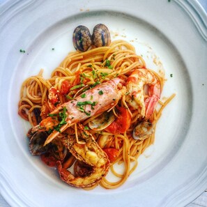 حيث تُقدم وجبات الإفطار، الغداء، العشاء، الأطباق الإيطالية