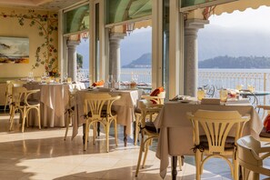 朝食、ランチ、ディナーに営業 (イタリア料理)