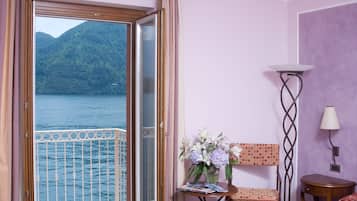 Kahden hengen huone, parveke, järvinäköala | Allergiatestatut vuodevaatteet, untuvapeitot, minibaari