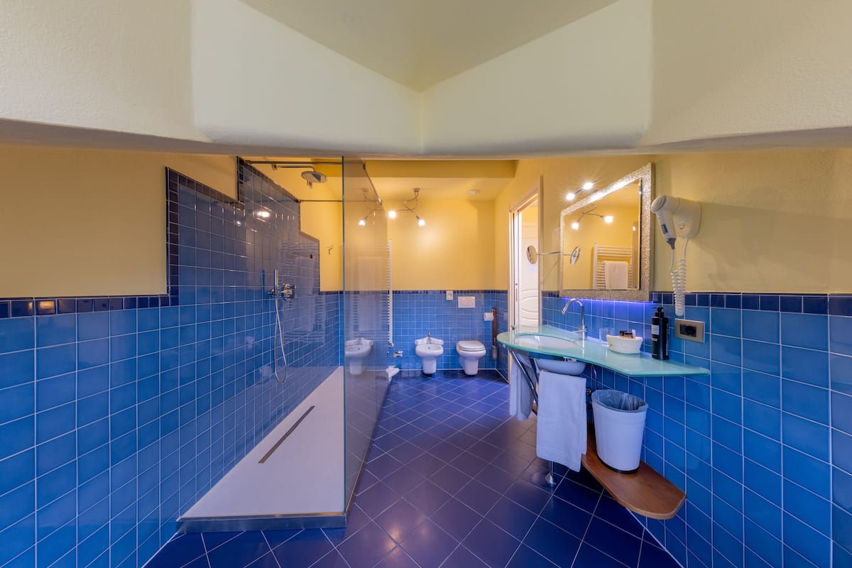 loft, lake view | bathroom | free toiletries, hair dryer, bidet, towels