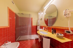 Double Room, Balcony, Lake View | Bathroom | Free toiletries, hair dryer, bidet, towels - La Darsena Boutique Hotel & Restaurant (Tremezzina)