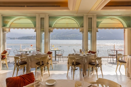 Breakfast, lunch, dinner served; Italian cuisine