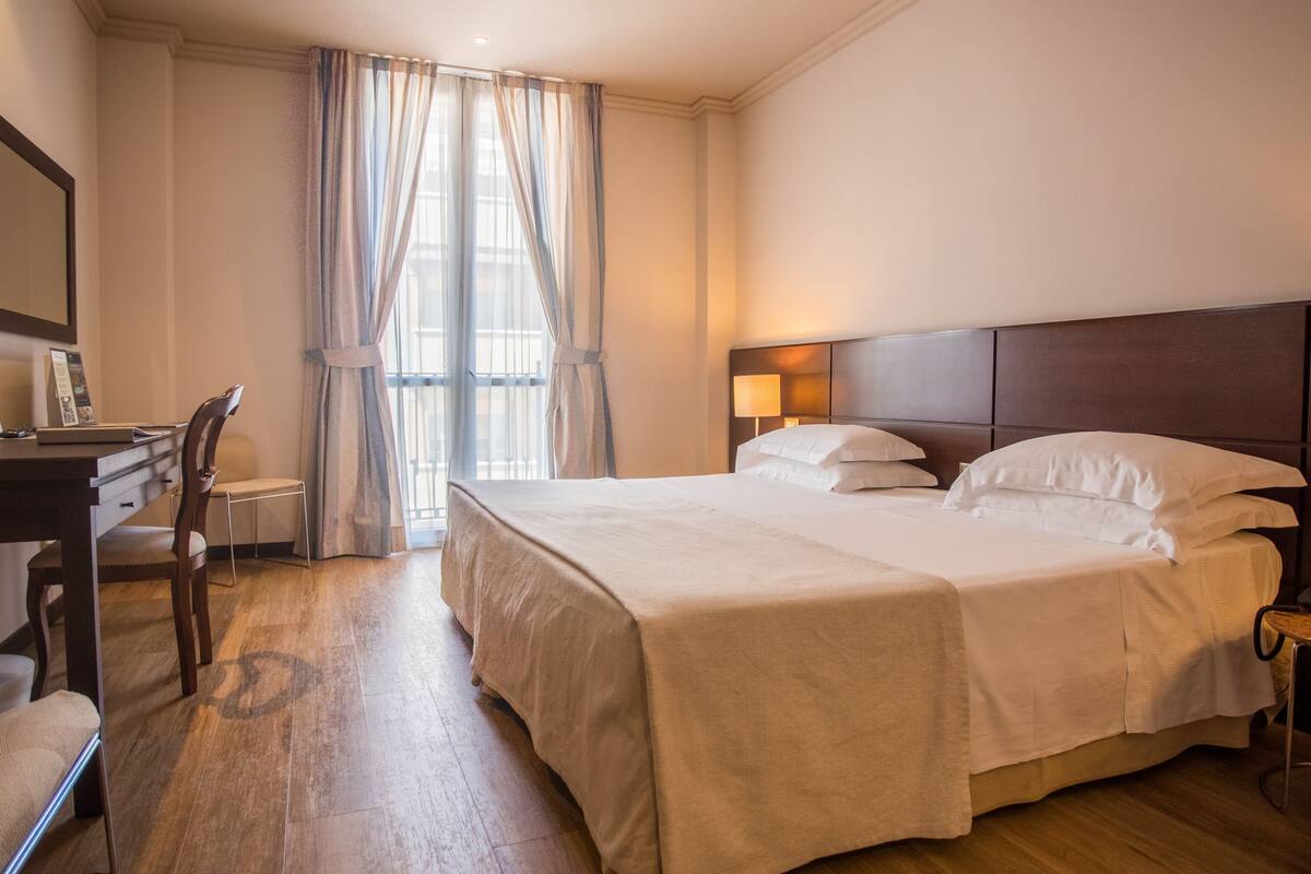 Minibar, caja de seguridad en la habitación y escritorio 