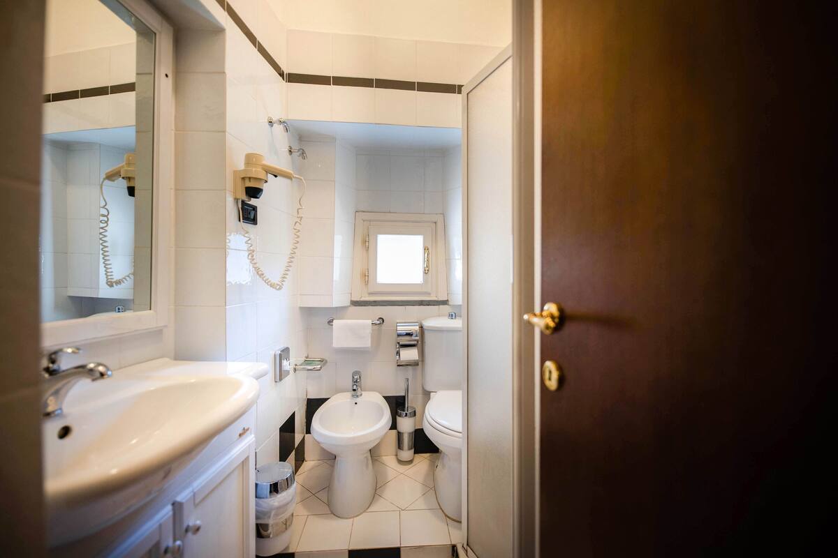 classic single room, city view | down duvets, memory-foam beds, minibar, desk