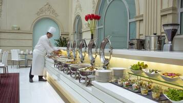 Breakfast, lunch, dinner served; international cuisine, alfresco dining