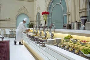 تقديم الإفطار، الأطباق العالمية، تناول الطعام في الهواء الطلق
