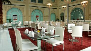 Serveert ontbijt, lunch, diner, internationale gerechten, buitendiner