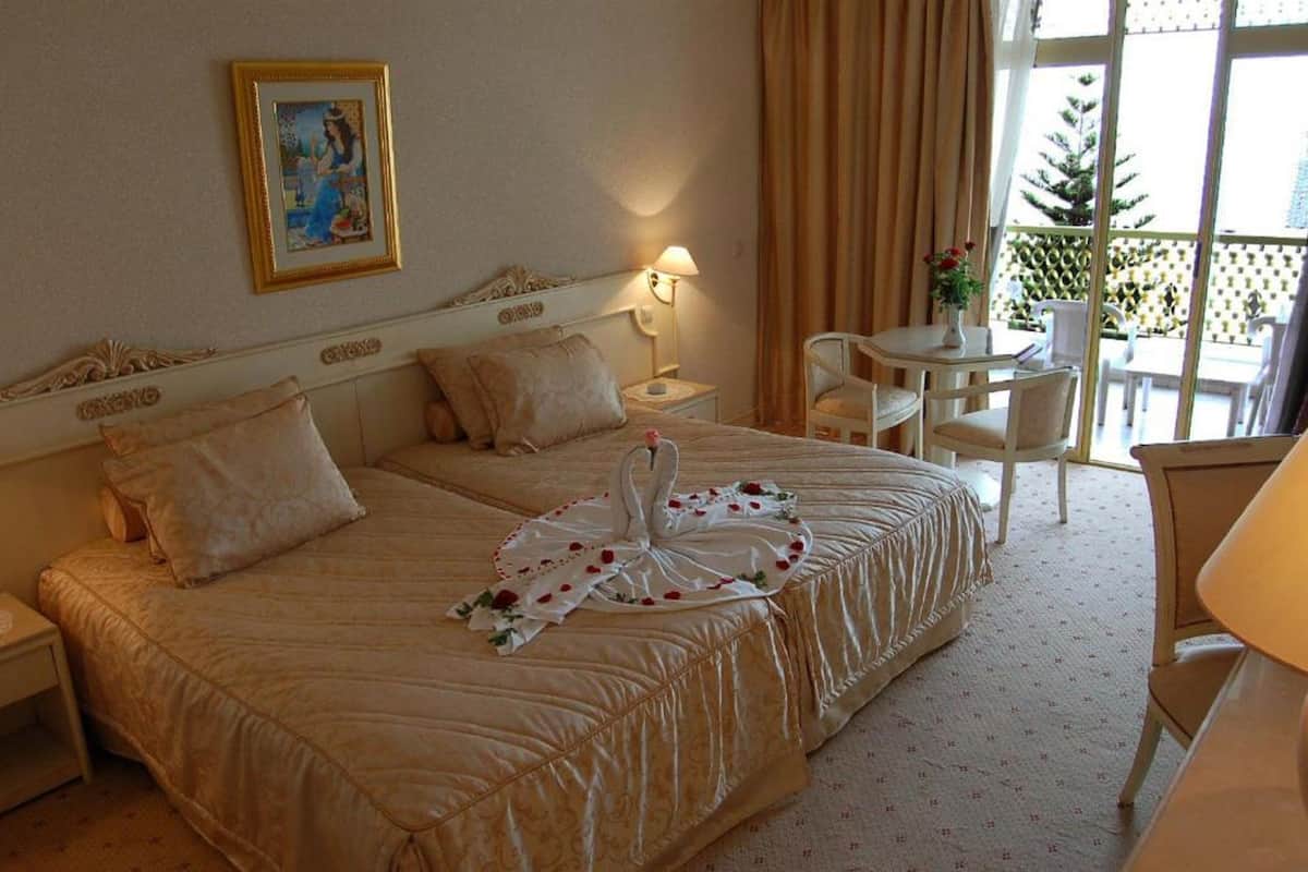 minibar, in-room safe, bed sheets