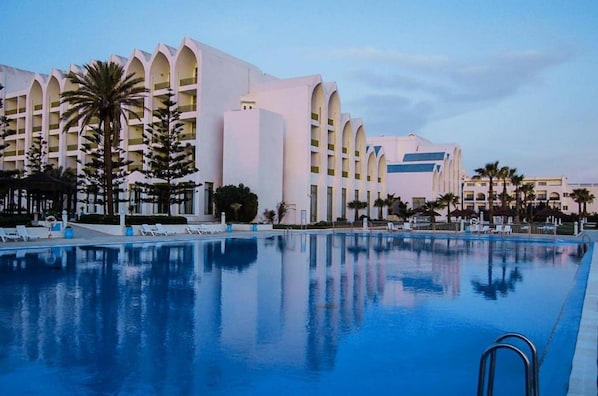 Indoor pool, seasonal outdoor pool, sun loungers