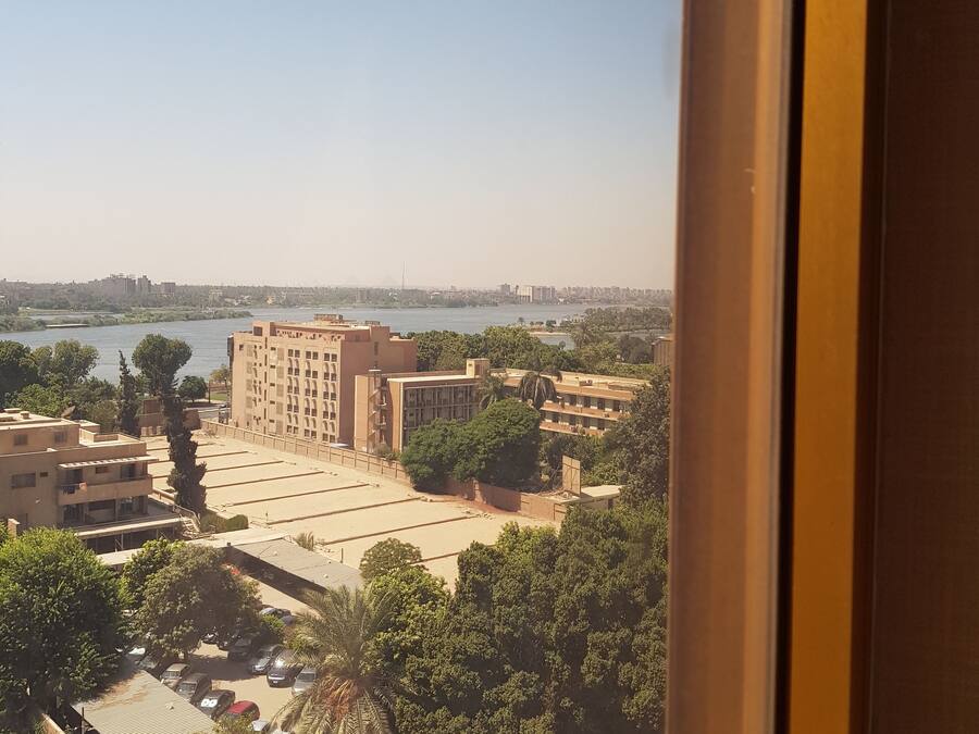 Vista de un paisaje urbano con edificios, una masa de agua y cielo despejado.
