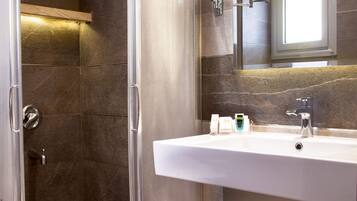 Deluxe Room | Bathroom | Combined shower/bathtub, free toiletries, hair dryer, towels